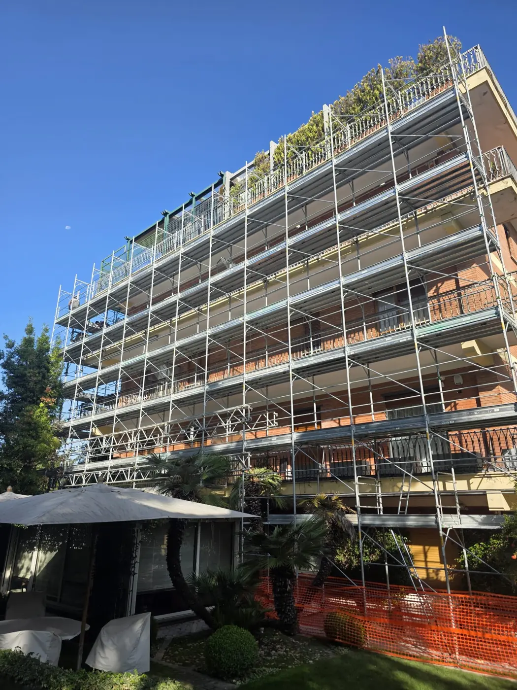 Ponteggio a telaio completo su sei piani, pronto all'uso