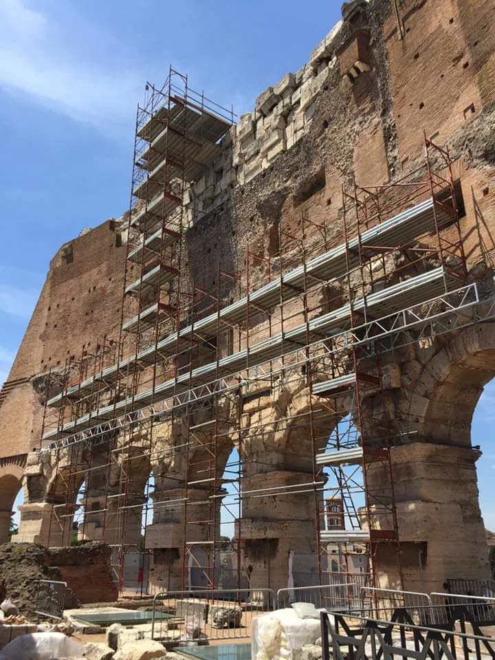 Ponteggio con torre di accesso sulle arcate del Colosseo