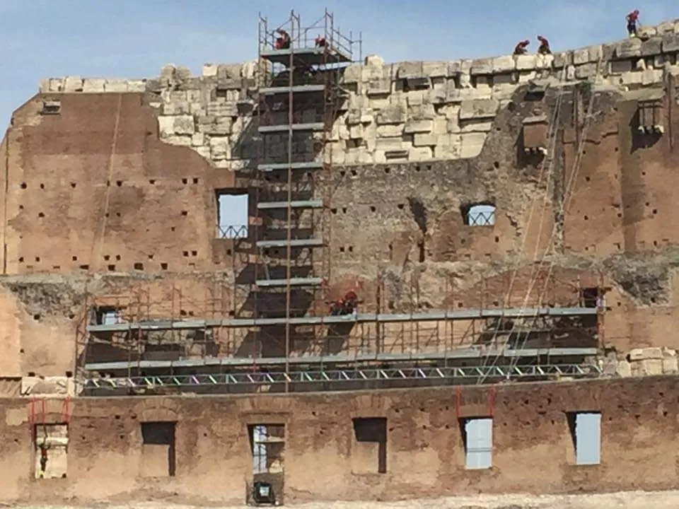 Ponteggio e torre su una parete interna del Colosseo