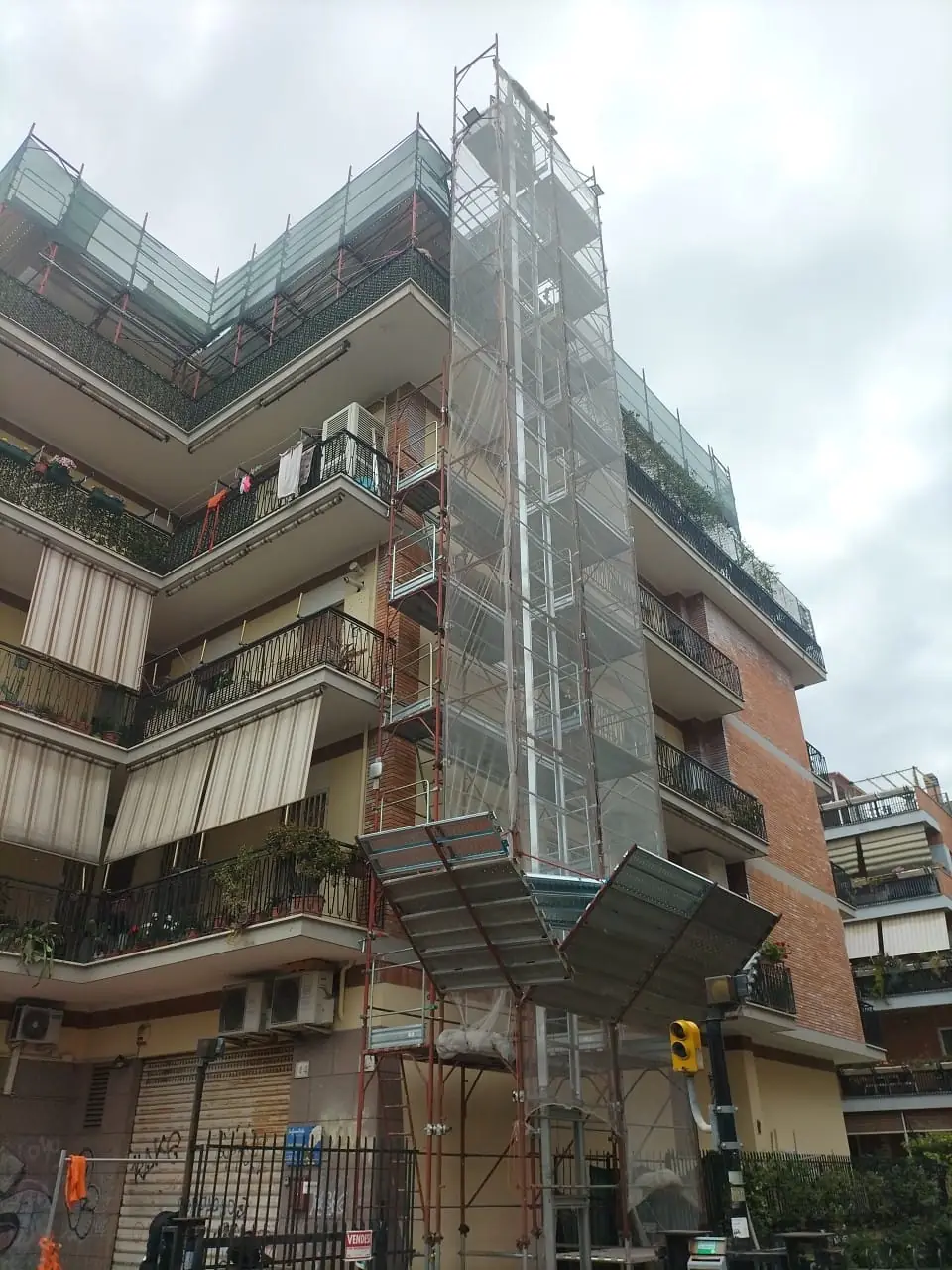Torre di ponteggio con reti montata sull'angolo di un palazzo