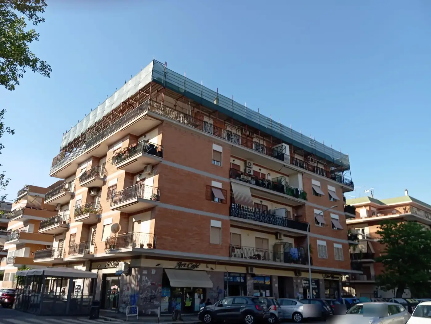 Palazzo in mattoni con ponteggio montato solo all'ultimo piano